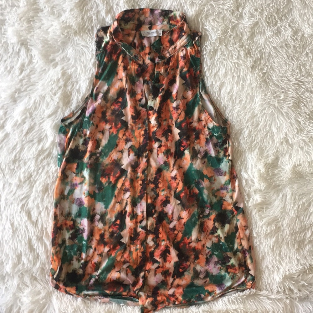 Sleeveless blouse.
